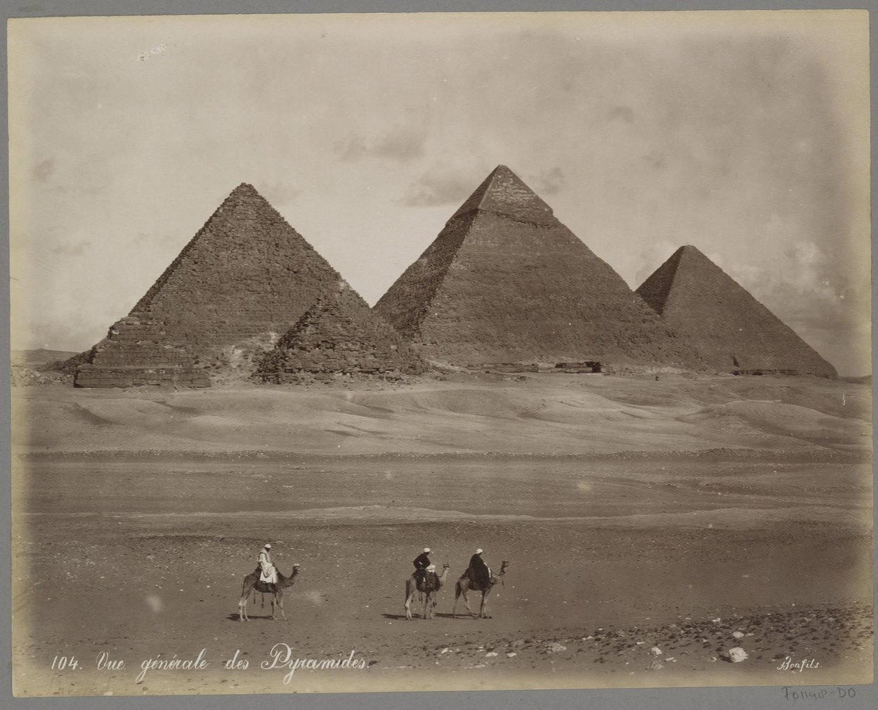 Vista das pirâmides de Mykerinos, Chephren e Cheops em Gizé Vue Generale des Pyramides (título no objeto) de Maison Bonfils