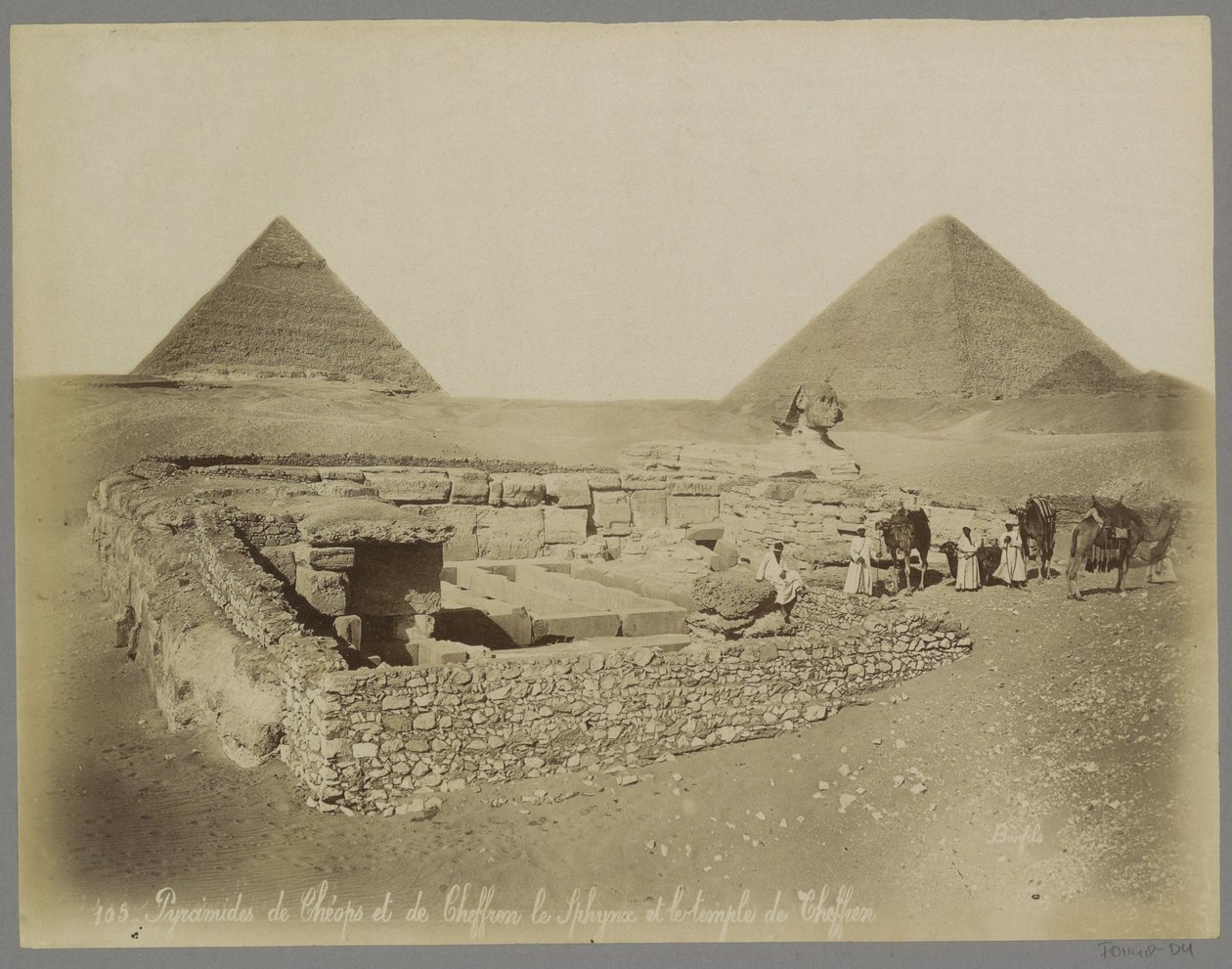 Pirâmides de Quéops em Chephren, de esfinge no templo de Chefren Pirâmides de Quéops e Cheffren o Sphynx e o templo de Cheffren (título no objeto) de Maison Bonfils