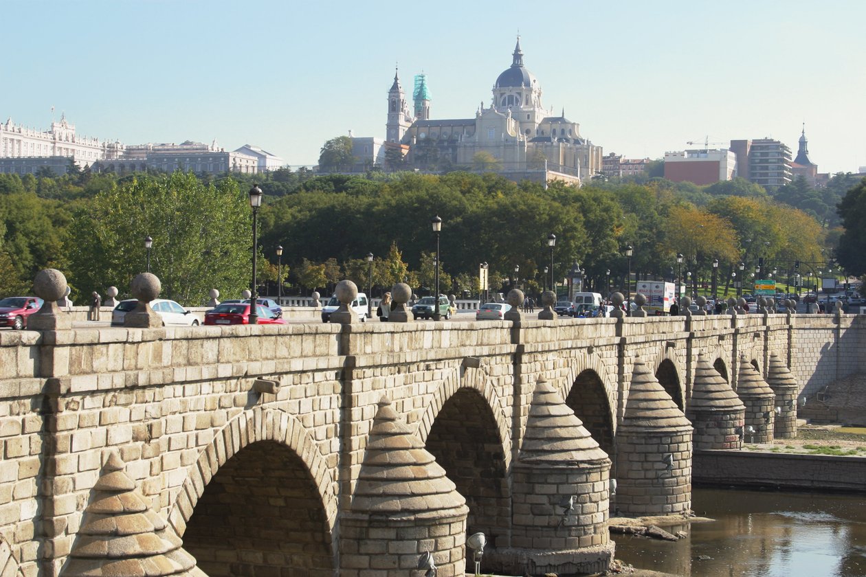 Puente de Segovia, originalmente construída por Juan de Herrera (1530-97) e reconstruída em 1682 de Manuel and Jose del Olmo