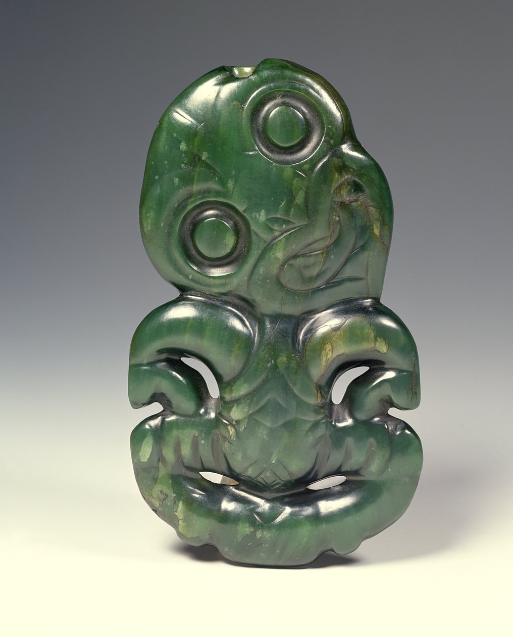 Pingente na forma do deus Hei-Tiki, final do século XVIII (nefrita) de Maori
