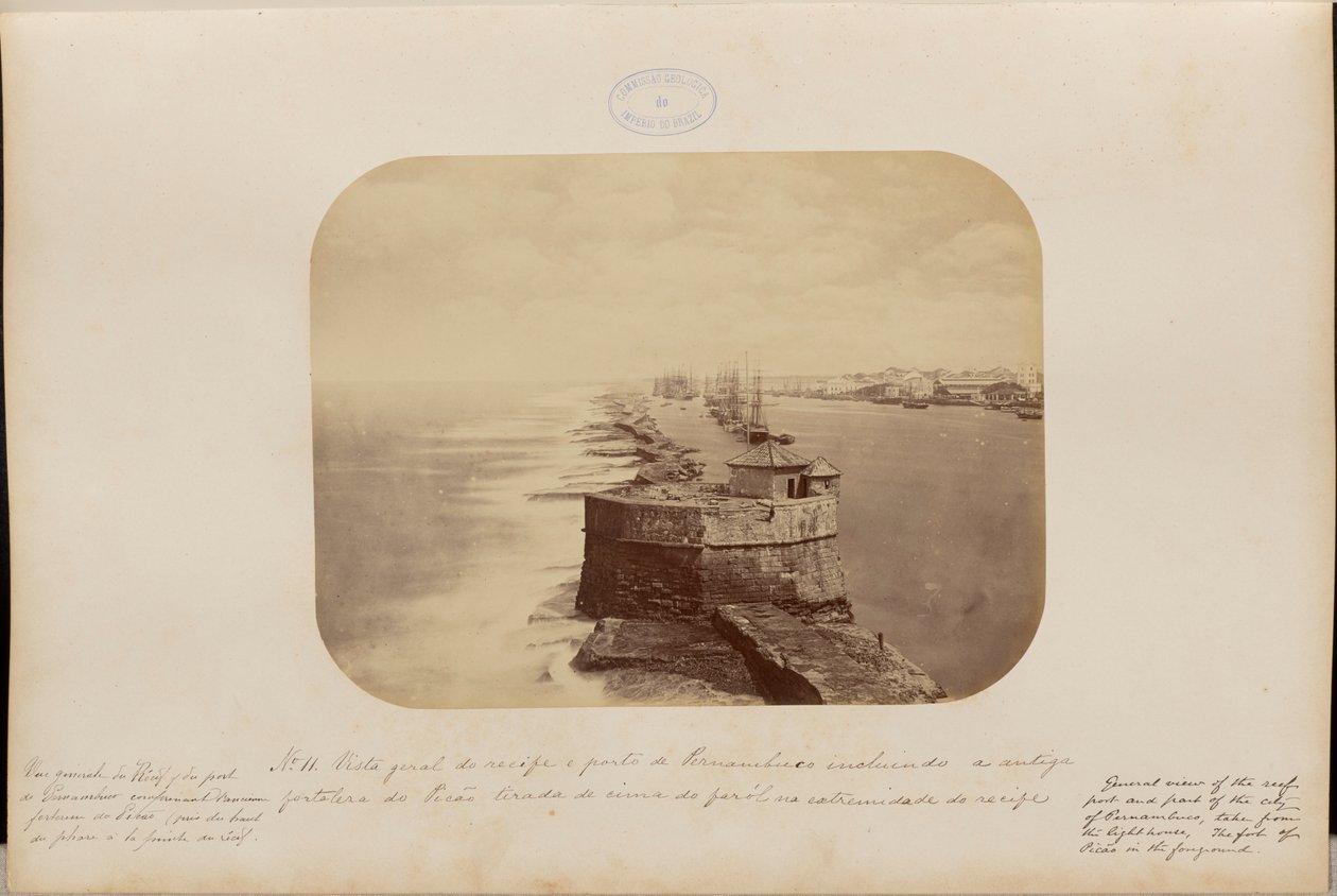 Vista geral do recife e porto de Pernambuco incluindo a antiga fortaleza de Picão tirada de cima do farol na esetramidade do recife de Marc Ferrez