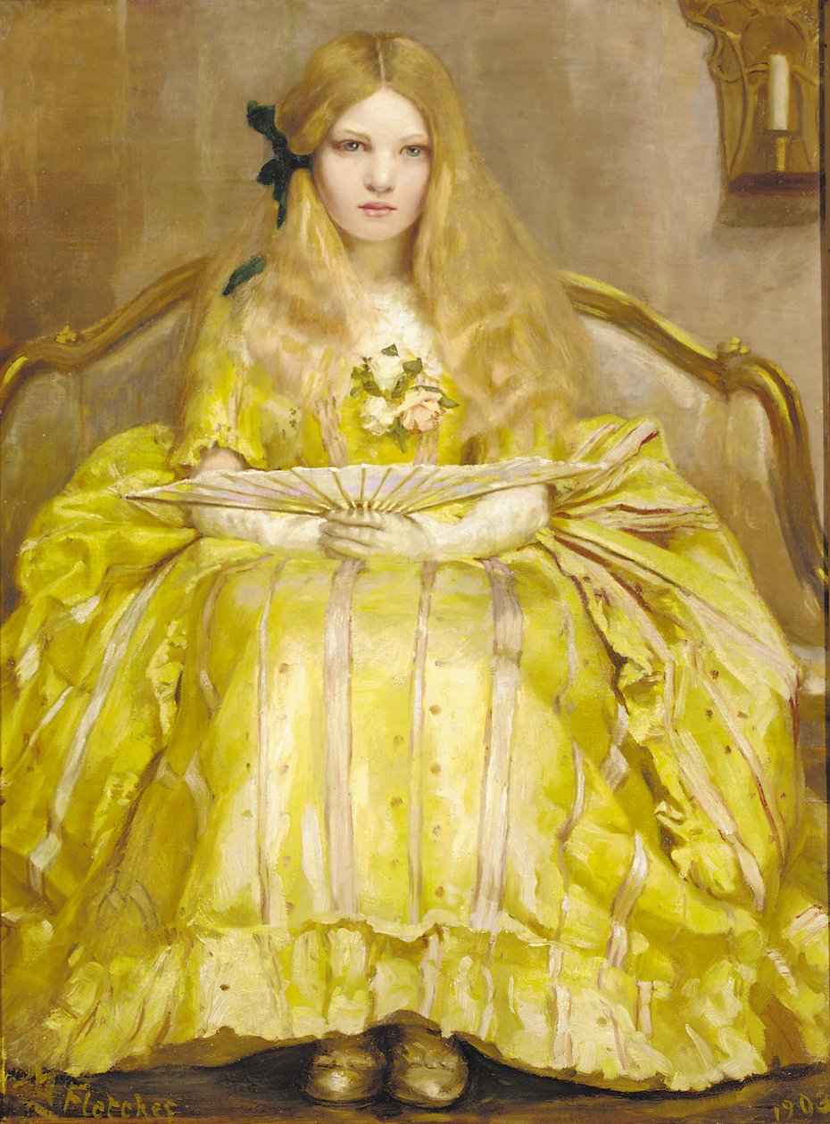 Retrato de uma menina, pequena, de corpo inteiro, em um vestido amarelo, segurando um leque, em um interior de Margaret Fletcher