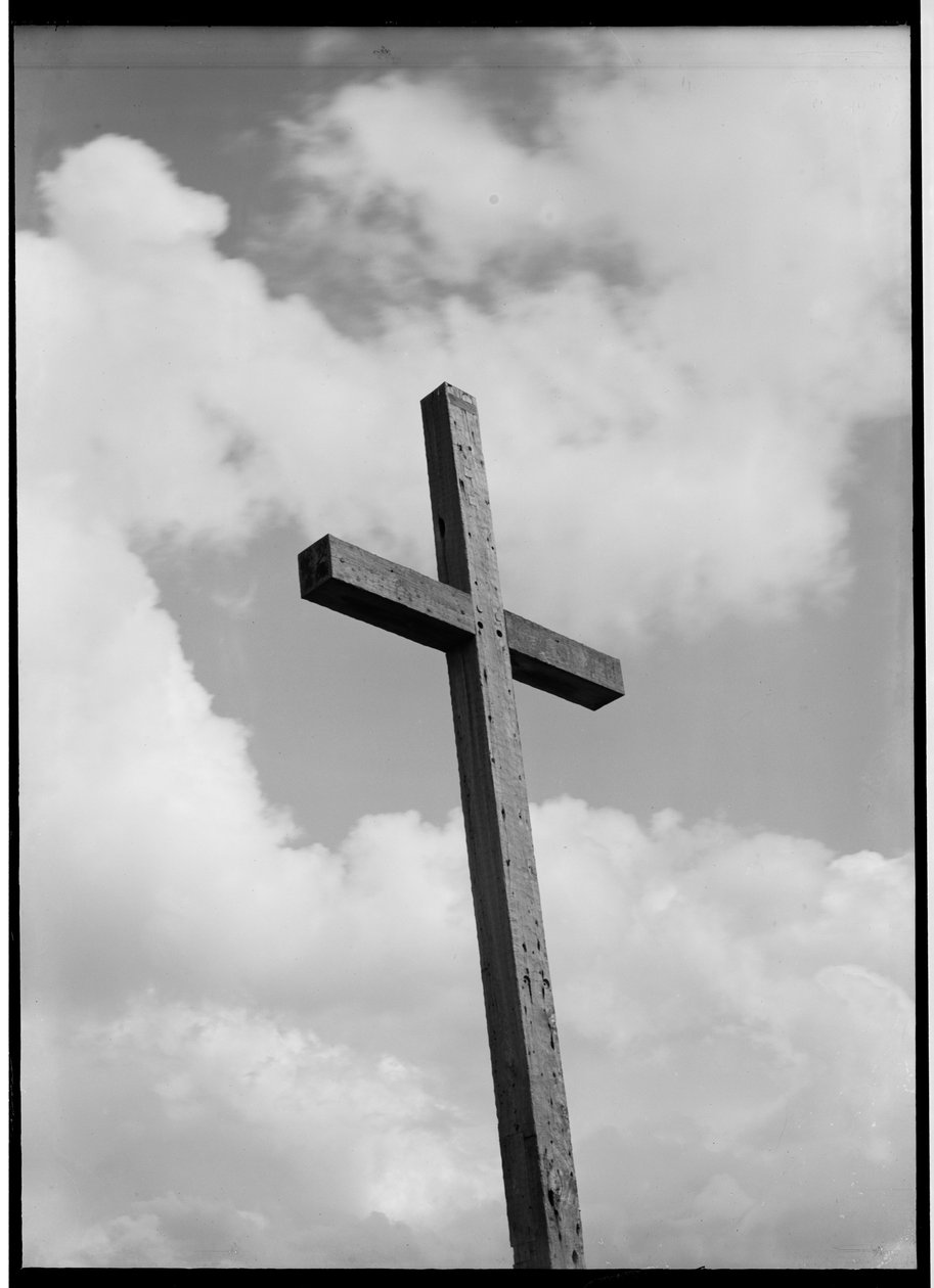 Olhando para cima, para a cruz da igreja catedral de Margaret Florence Harker