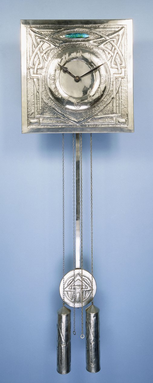 Um relógio de parede de Margaret Gilmour (1860-1942), decorado em repousse com desenhos de entrelac celta de Margaret Gilmour