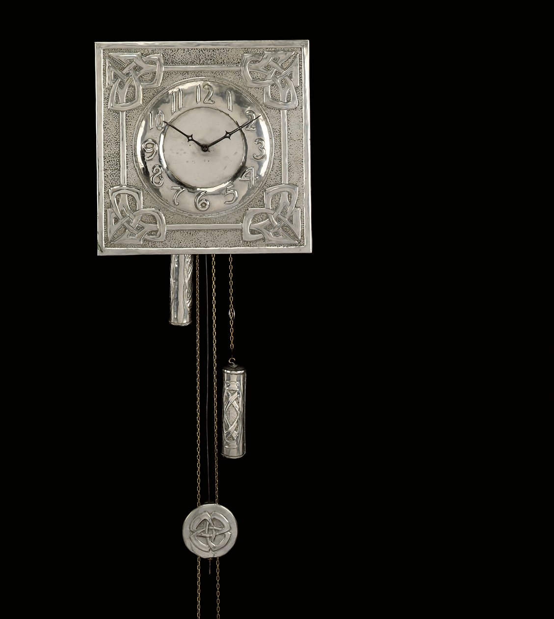 Relógio de parede, c.1910 (banhado a níquel com design repoussé celta entrelac) de Margaret Gilmour