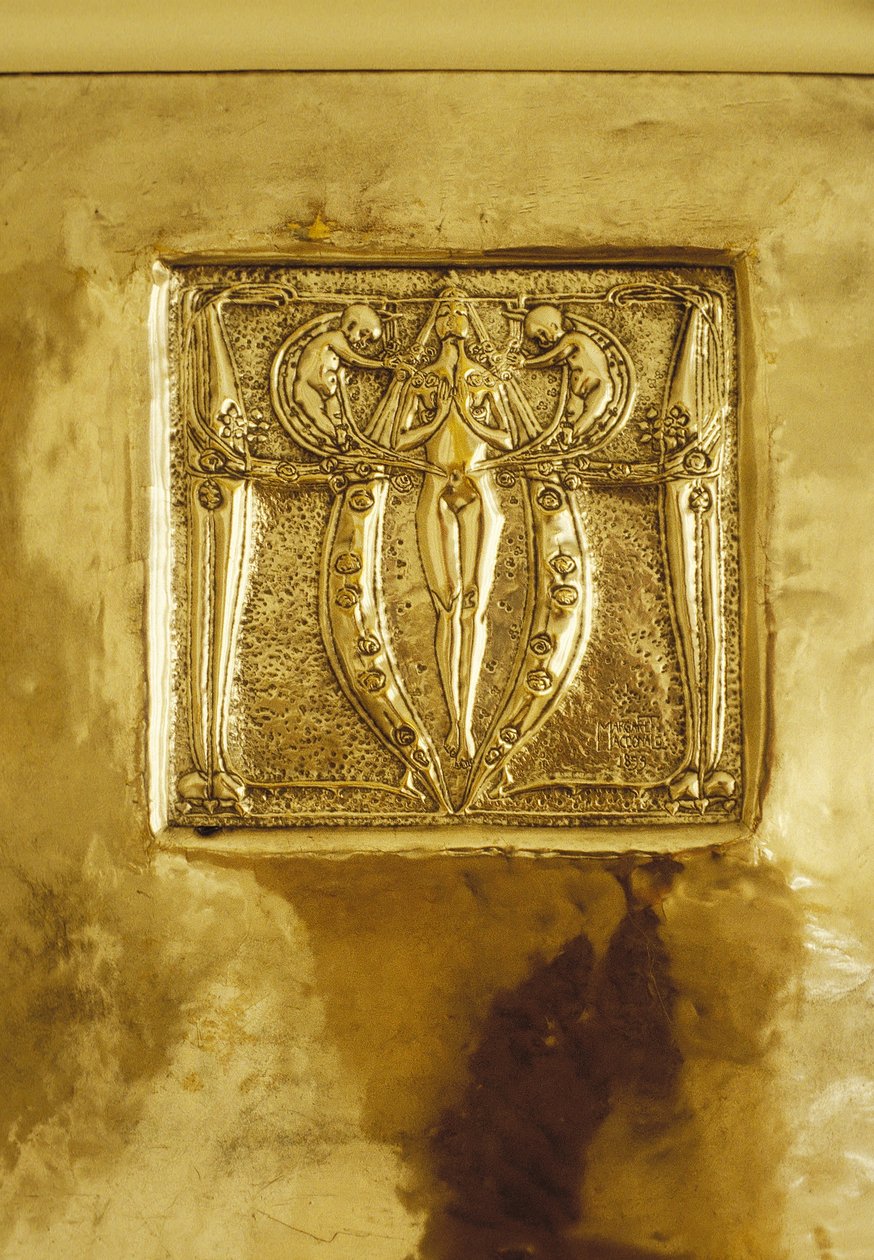 Móveis projetados para No. 120 Mains Street, Glasgow, placa de metal Repousse originalmente acima da lareira, c.1900 (metal) de Margaret Macdonald