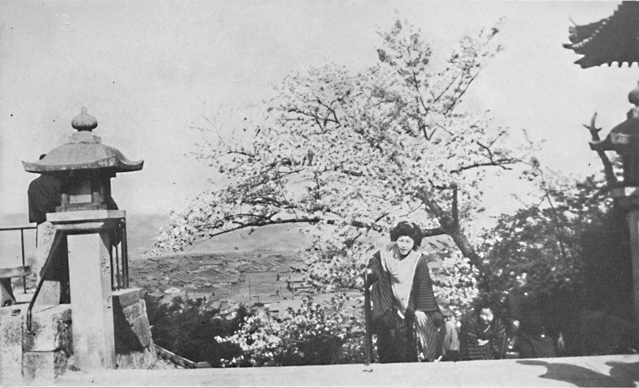 No topo da escadaria do templo, acima do Lago Biwa, c1900, 1921 de Marguerite Leonard