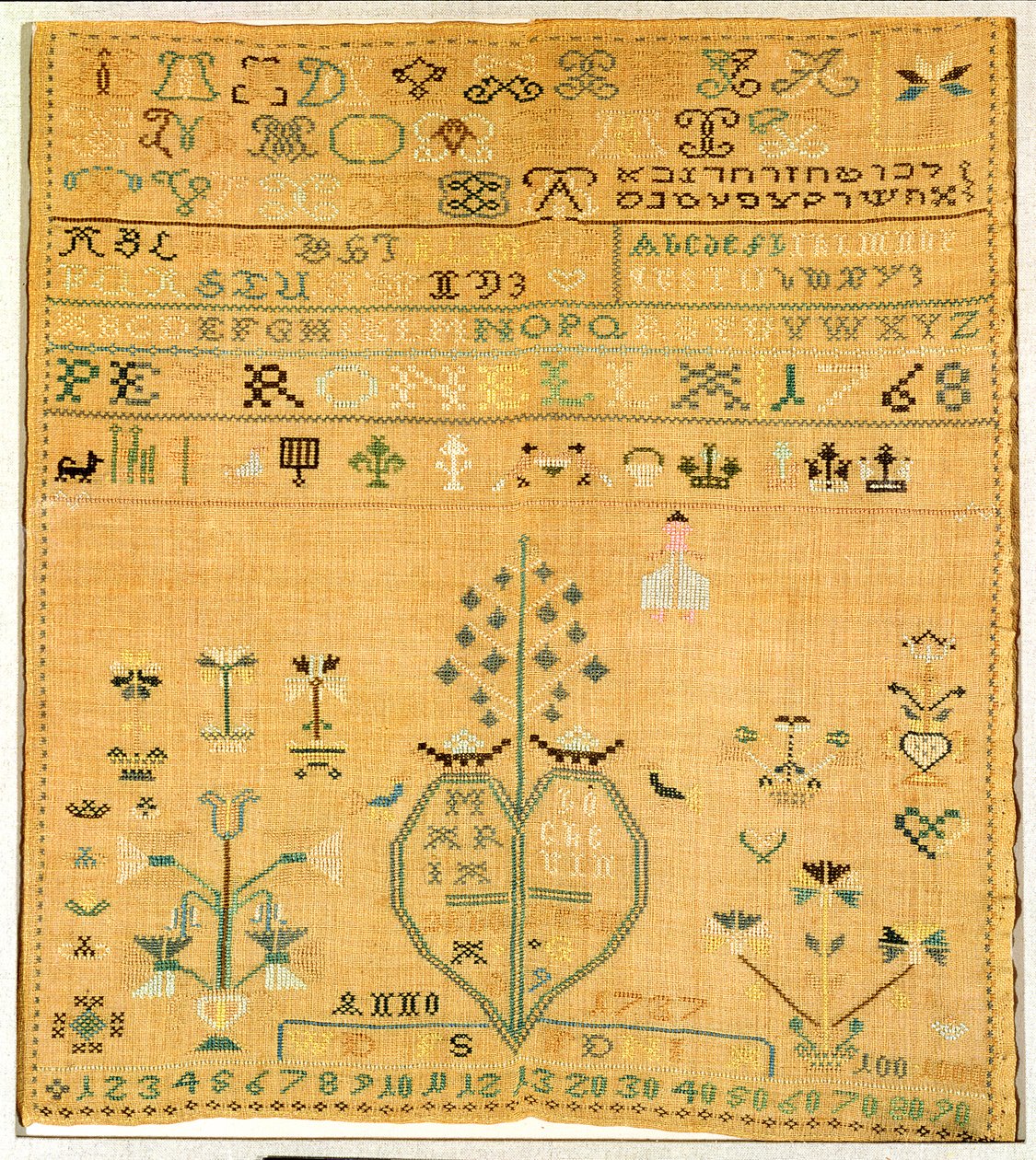 Amostrador bordado, concluído em 1768 (têxtil) de Maria 1737 91 Hocker