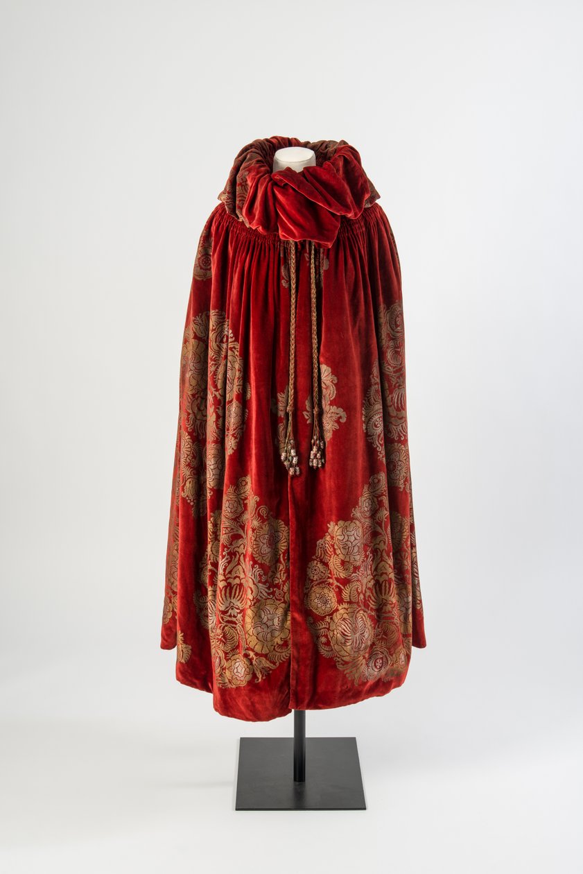 Capa de veludo vermelho escuro com estampado floral dourado e prateado e borlas de seda com miçangas pintadas, c.1923 (veludo) de Maria Monaci Gallenga