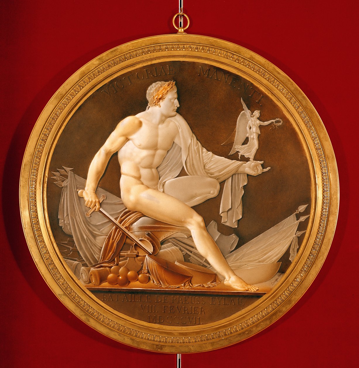 Placa circular comemorativa da Batalha de Eylau, representando Napoleão segurando uma figura de vitória, Sevres, 1809 (cerâmica) de Marie Philippe Coupin de la Couperin