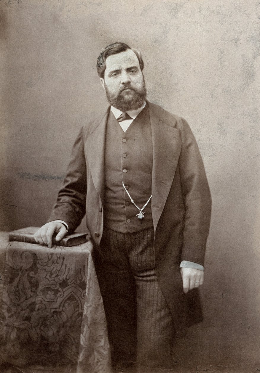 Retrato de três quartos de comprimento do pintor Thomas Couture, com bigode e barba grossa (foto a p/b) de Marie Alexandre Alophe
