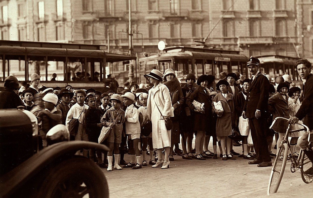 Um grupo de alunos durante uma visita de estudo. A fotografia mostra as crianças, seus professores e outros pedestres na rua da cidade (foto a p/b) de Mario Castagneri