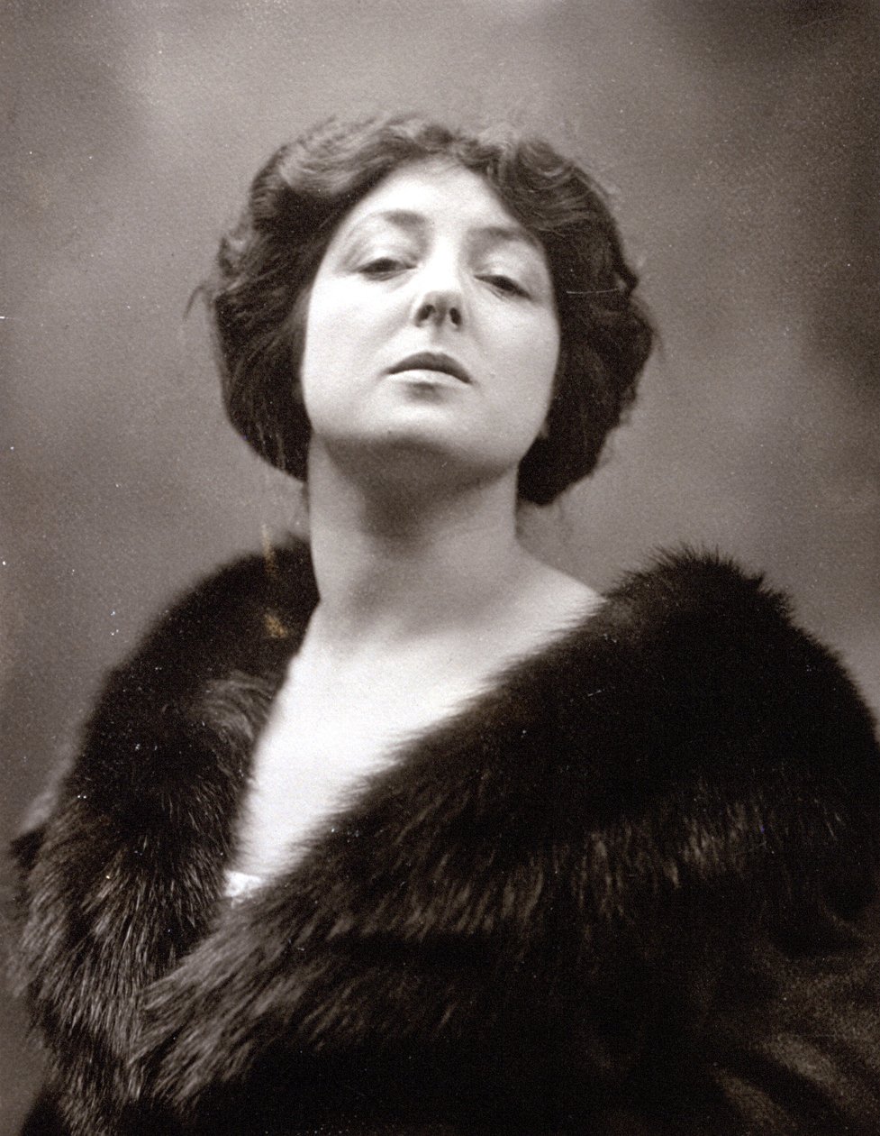 Meia retrato da famosa cantora de ópera Toti Dal Monte de Mario Nunes Vais