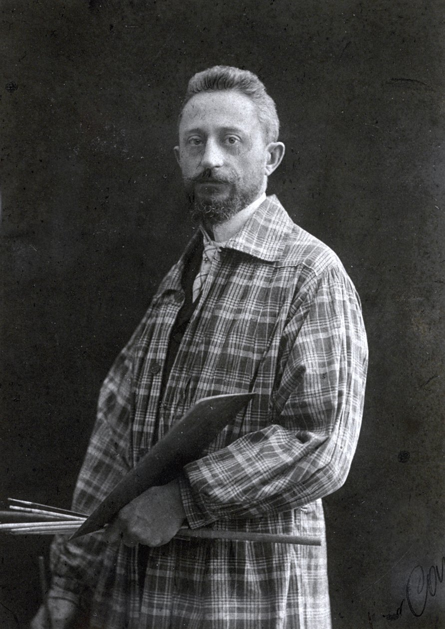 Retrato de três quartos do pintor Guido Spadolini. Ele está vestindo uma blusa longa e segurando pincéis e paleta em sua mão esquerda, 26111901 de Mario Nunes Vais