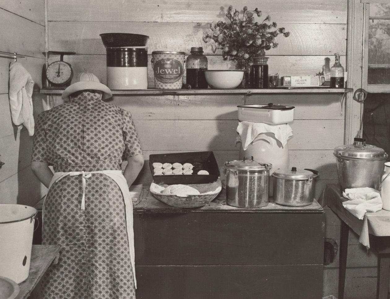 Um membro da família Wilkins prepara biscoitos para o jantar no dia da colheita do milho em casa da Sra. Fred Wilkins, perto de Tallyho, no condado de Granville. Carolina do Norte de Marion Post Wolcott
