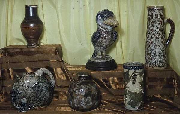 Cerâmica pelos irmãos Martin, pássaro grotesco na parte de trás tipifica o lado gótico de seu trabalho (cerâmica) de Martin Brothers Martin Brothers