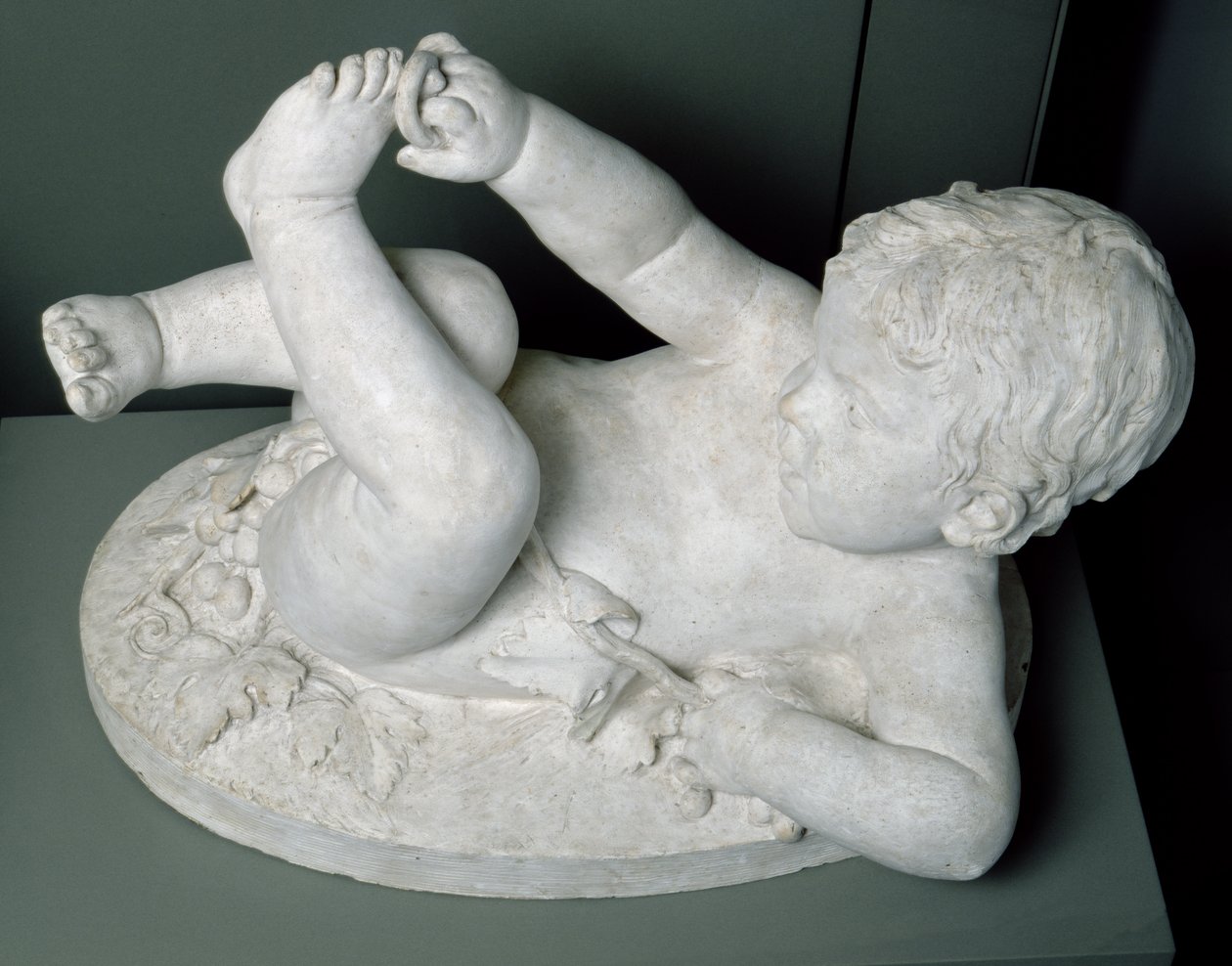 Criança brincando com seu pé, 1779 (mármore) de Martin CLaude Monot