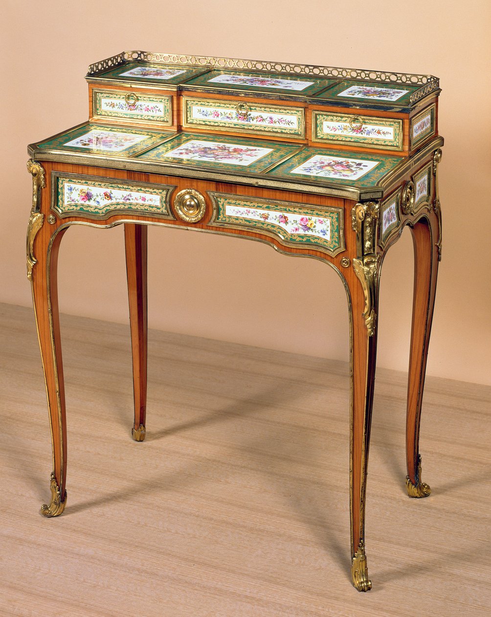 Mesa de escrever "bonheur de jour" da senhora, 1765 (folheado de tulipa em carvalho montado com placas de porcelana Sevres e bronze dourado) de Martin Carlin