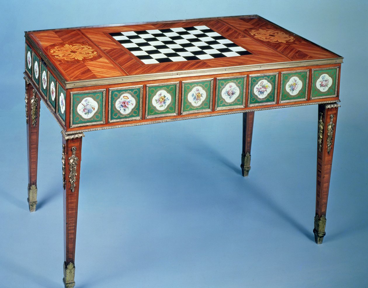 Mesa de jogos Sevres com placas de porcelana embutidas, 1775 (porcelana e tulipa) de Martin Carlin