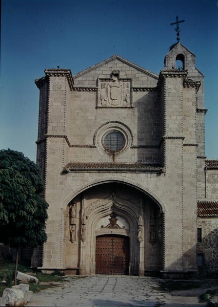 Fachada do Real Monasterio de Santo Tomas, construída 1482-93 de Martin de Solorzano