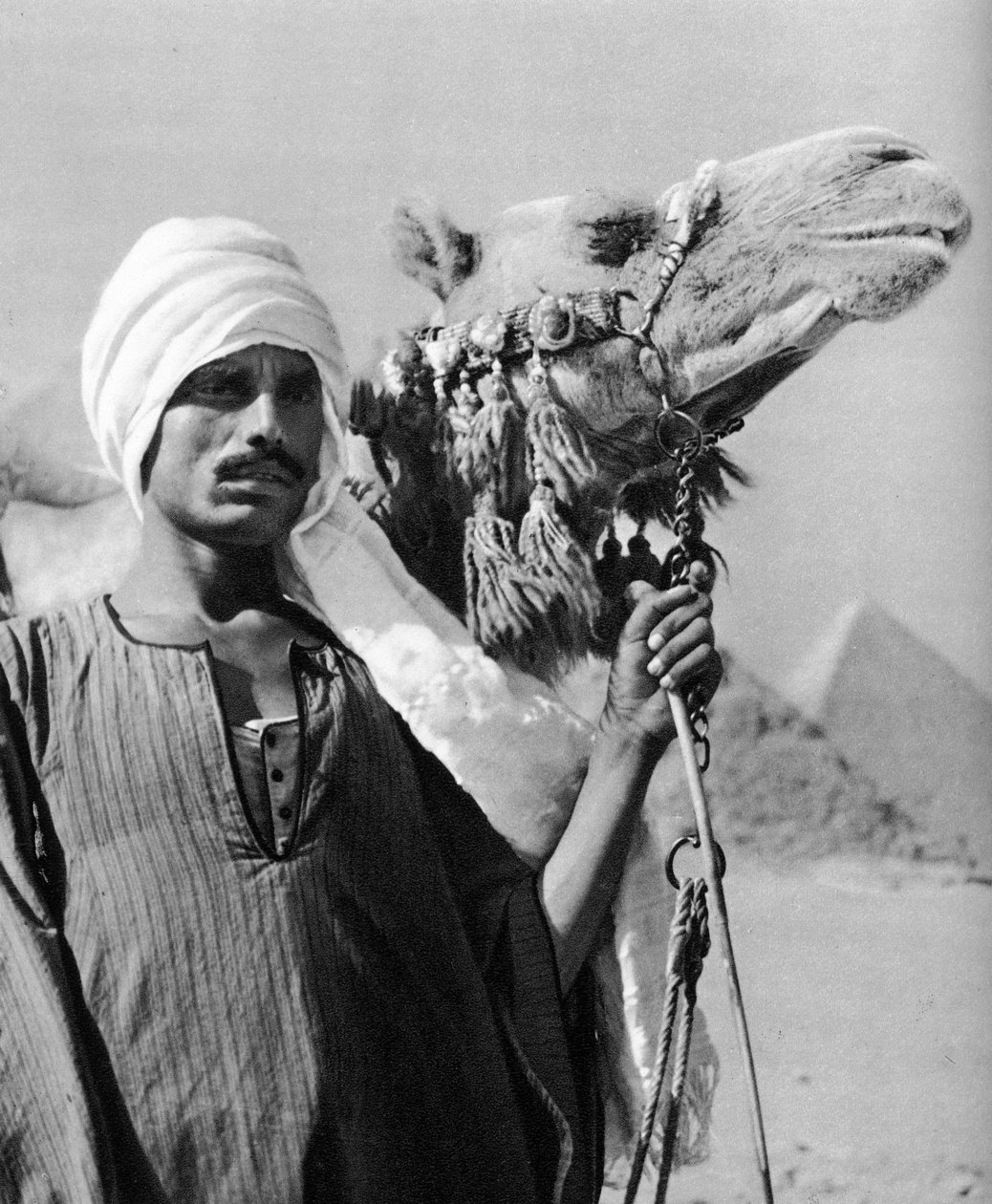 Cameldriver perto das pirâmides, Egito, 1937 de Martin Hurlimann