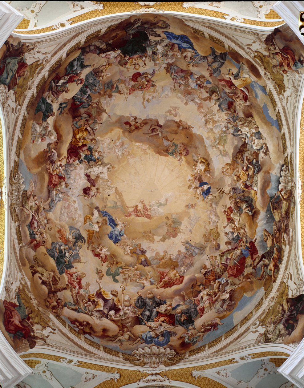 Vista dos frescos de Martin Knoller (1725-1804) decorando a cúpula da Abadia Beneditina de Ulrich e Afra. Neresheim, Alemanha. No centro, representação da Santíssima Trindade: Jesus Cristo, Deus e a pomba do Espírito Santo. de Martin Knoller