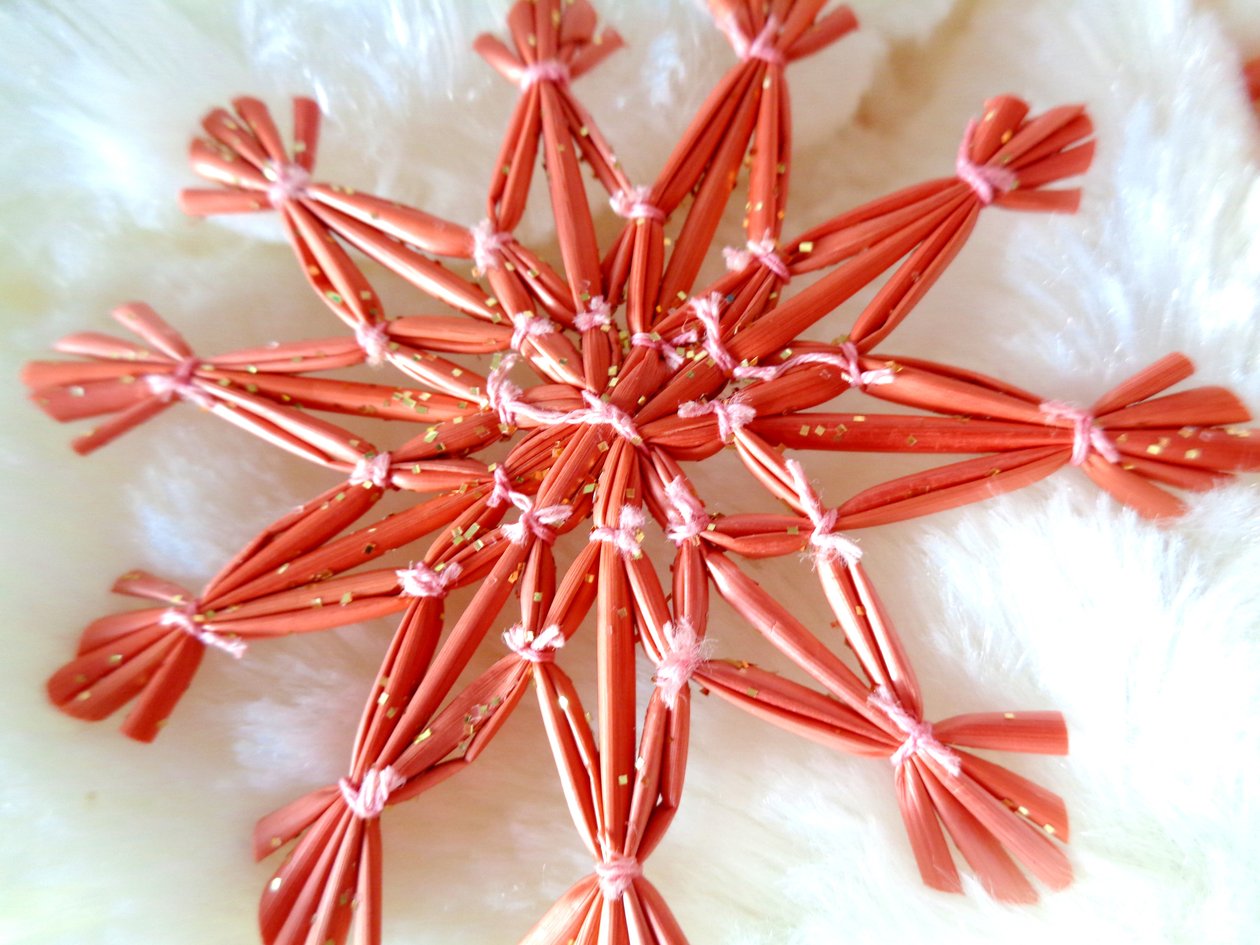 Estrela de palha cor-de-rosa de Martina Konitzky