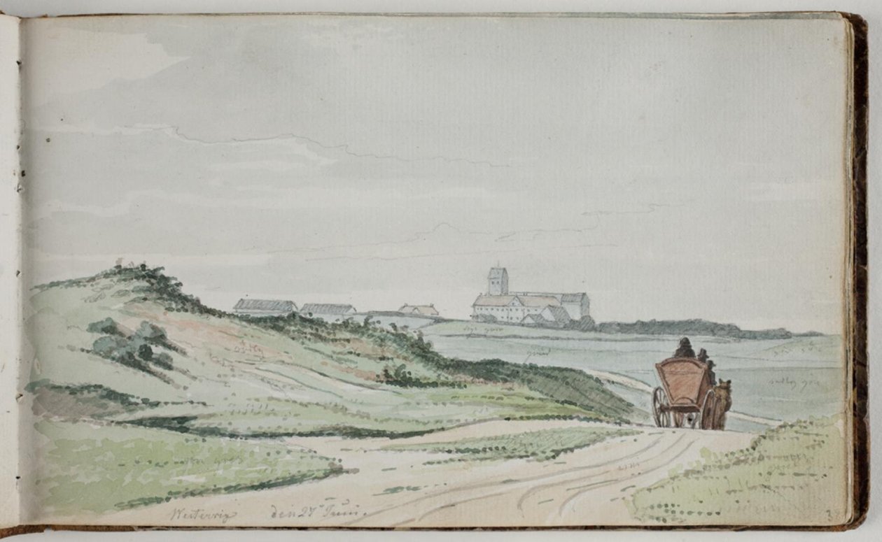 Vista de uma paisagem. Em primeiro plano, um caminho rural com uma carroça puxada por cavalos; ao fundo, casas e uma igreja de Martinus Rørbye