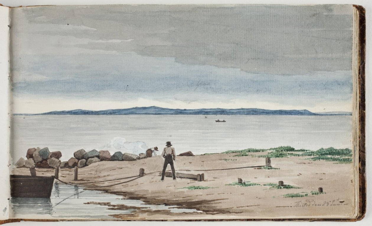 Vista para uma paisagem de praia com nuvens de tempestade no céu. Dois homens trabalham em um barco e um incêndio em primeiro plano de Martinus Rørbye