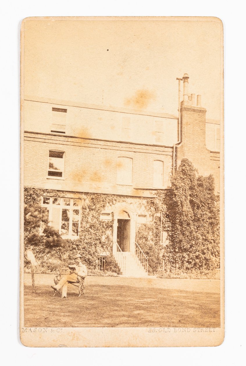 Carte de visite mostrando fotografia de Gad&39;s Hill com nota de autógrafo de Thomas Carlyle no verso de Mason and Co.