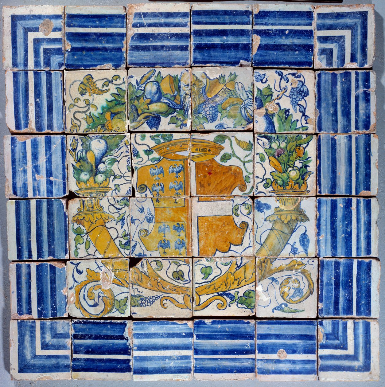 Pavimento com braços de Madeleine de Savoie. Faiança de Masseot Abaquesne (conhecida entre 1526-1564) Enouen do século XVI. Museu Nacional da Renascença de Masseot Abaquesne
