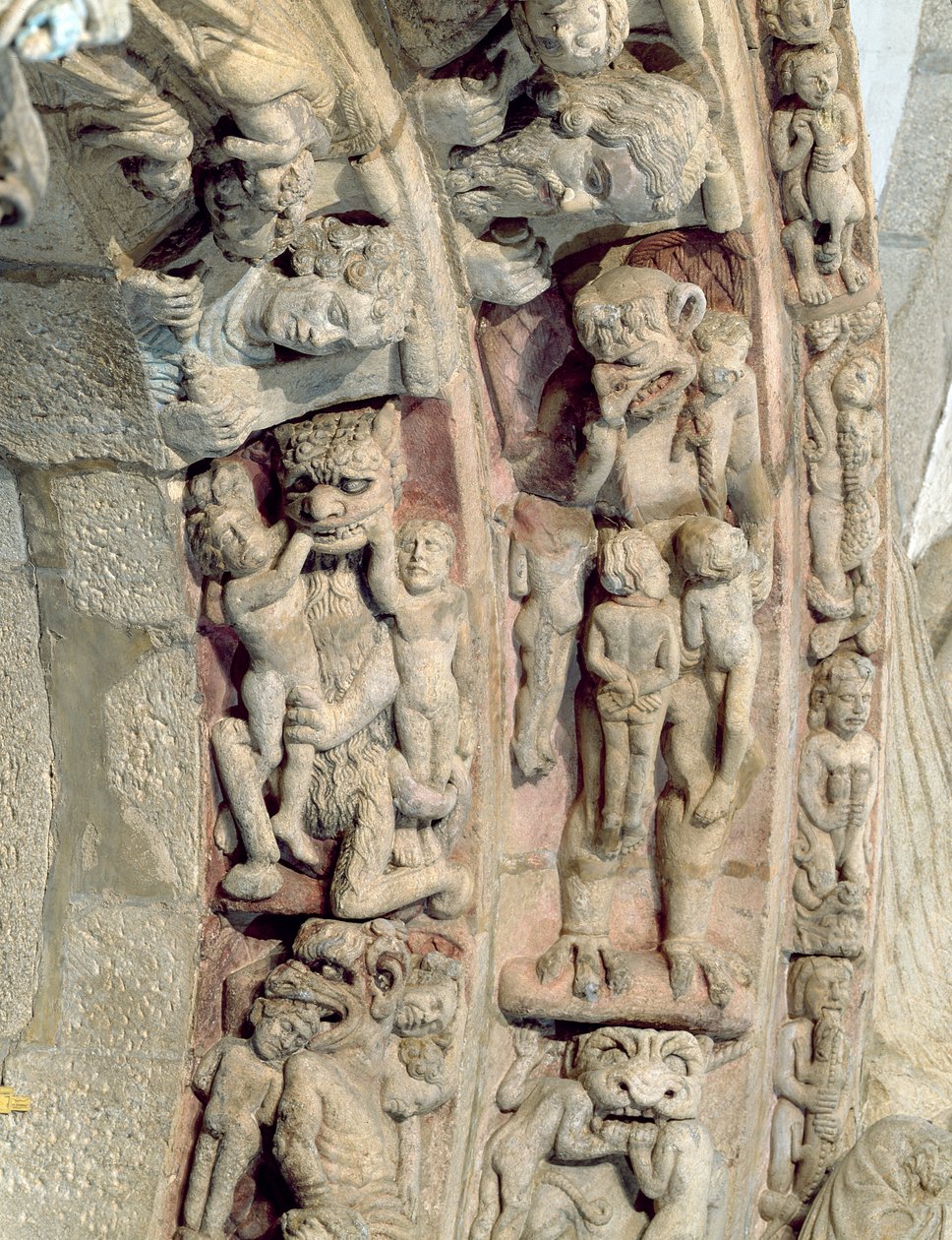 Detalhe do Portico de la Gloria com cenas de pedra do Inferno de Master Mateo