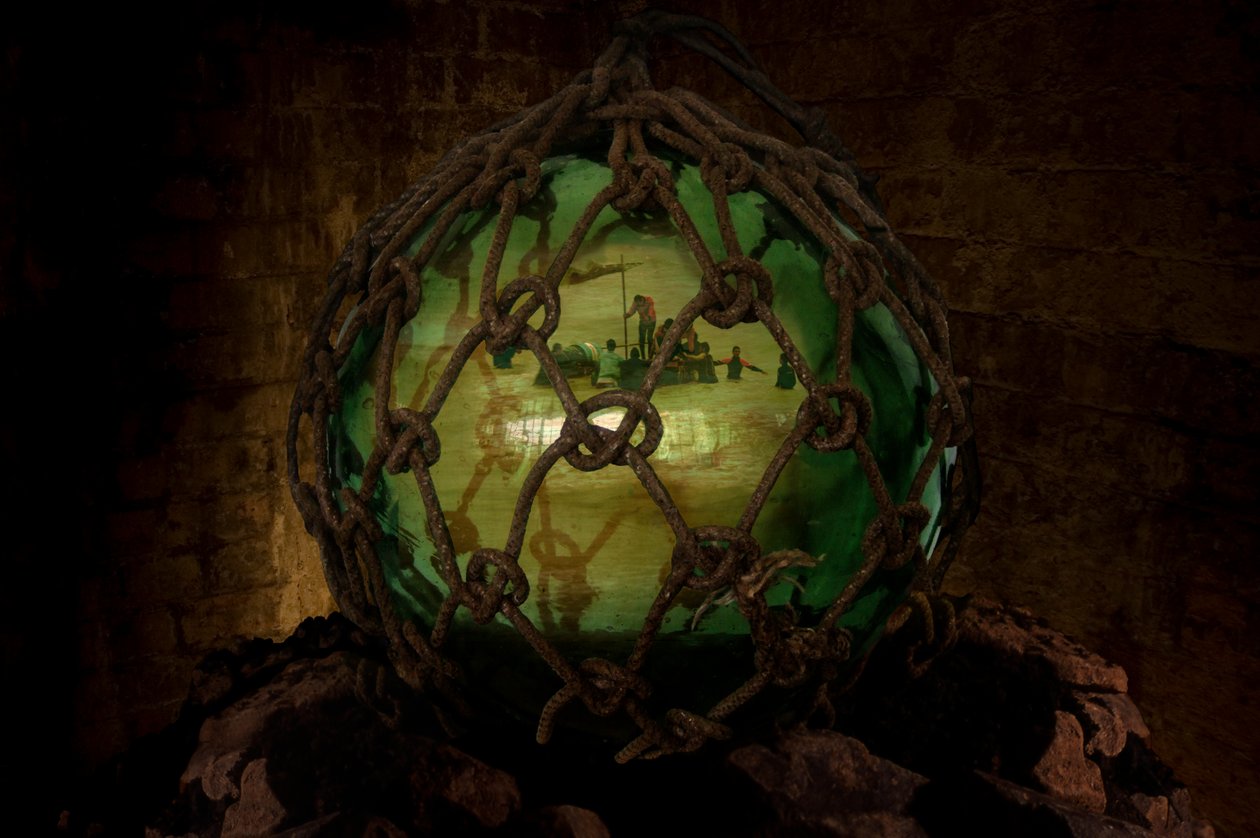 Asylum, 2001 (Vidro, corda, água, pedras, DVD e projeção de vídeo) de Mat Collishaw