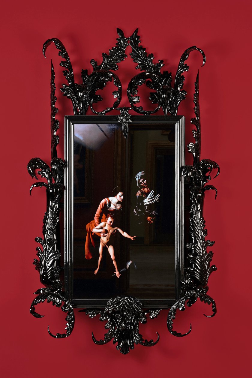 Black Mirror, Leo Minor, 2014 (vidro Murano preto, espelho de vigilância, aço, madeira, laca, ecrã LCD e disco rígido) de Mat Collishaw