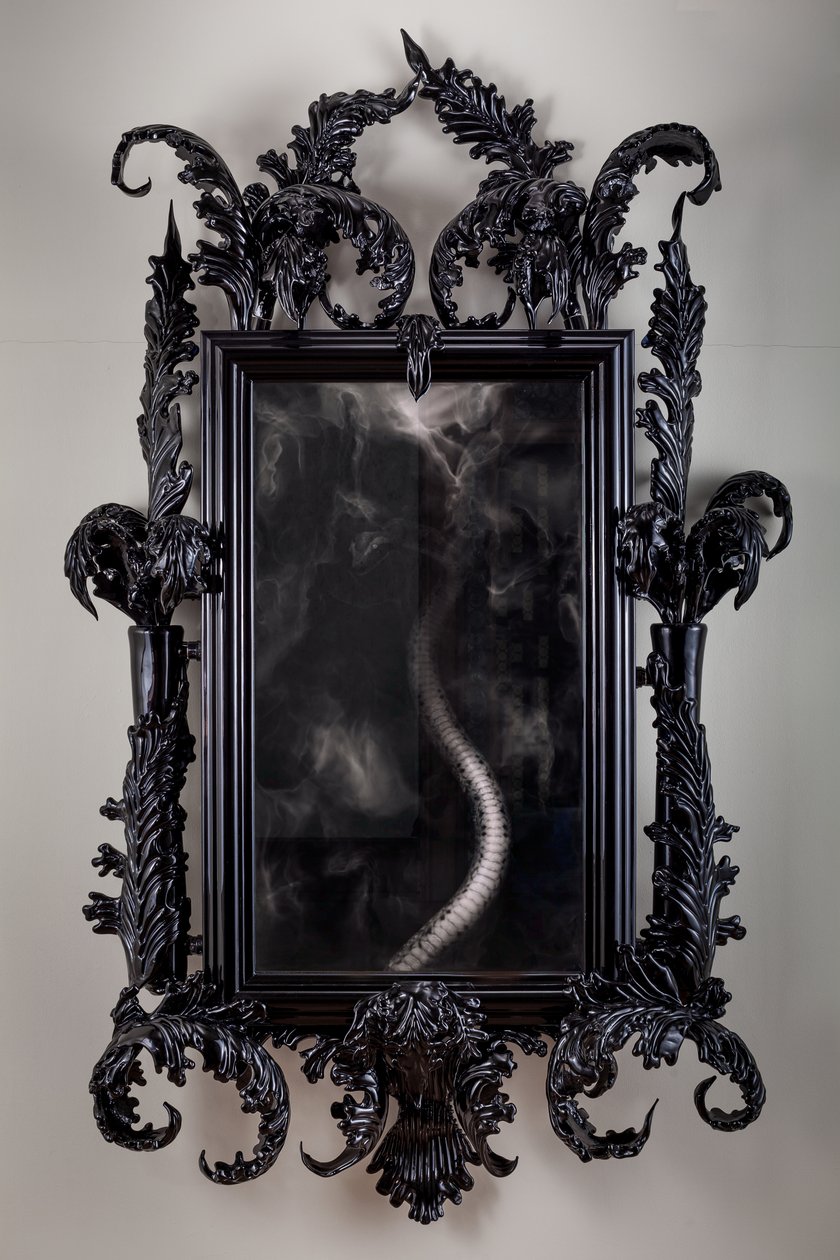 East of Eden, 2013 (Vidro Murano preto, espelho de vigilância, aço, madeira, laca, ecrã LCD e disco rígido) de Mat Collishaw
