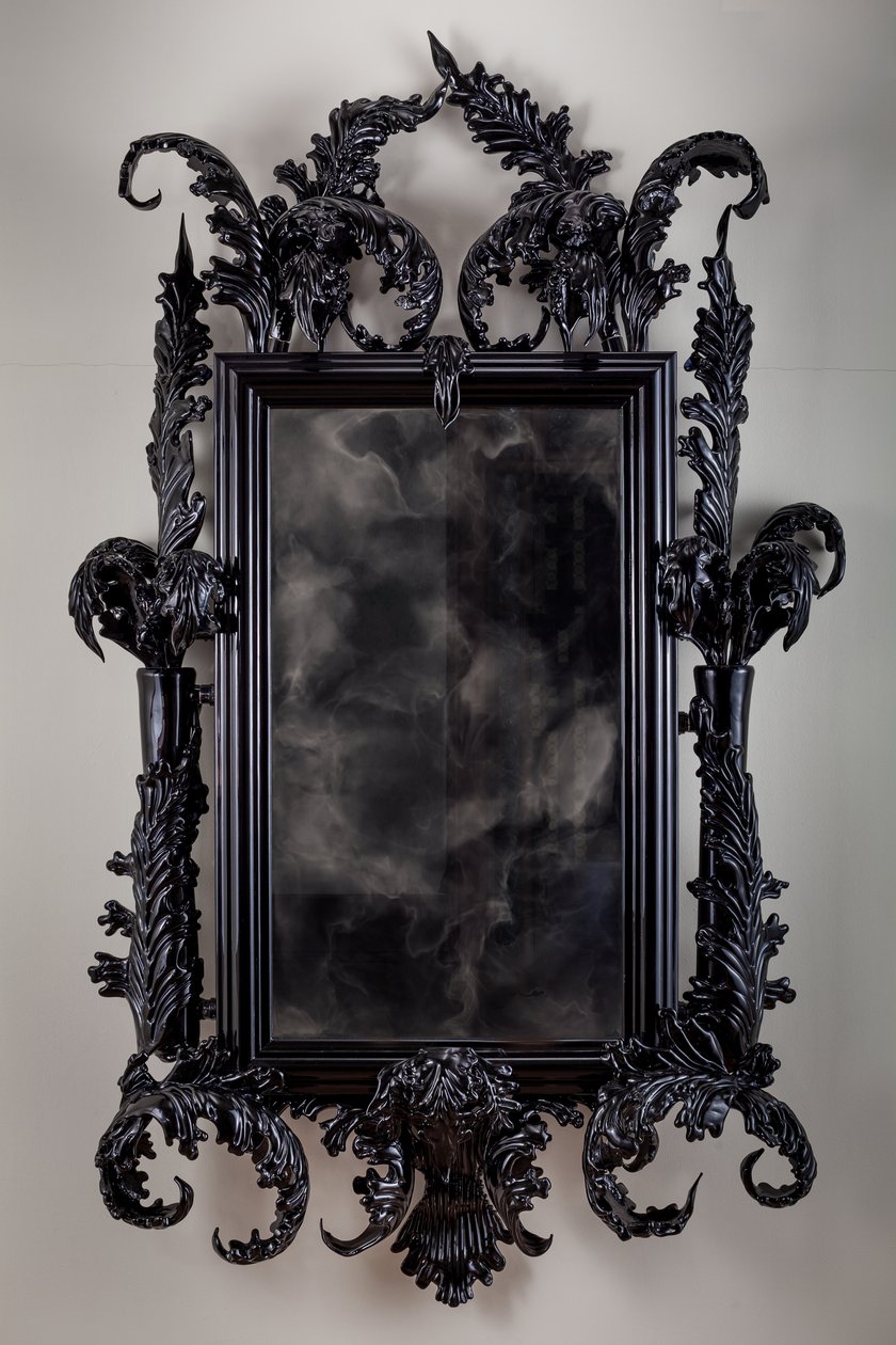 East of Eden, 2013 (Vidro Murano preto, espelho de vigilância, aço, madeira, laca, ecrã LCD e disco rígido) de Mat Collishaw