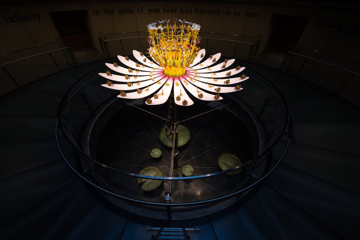Equinox, 2021 (Acrílico, Circuitos eléctricos, Hidráulica, Laca, Motor, Pintura, Resina reciclada, Aço) de Mat Collishaw
