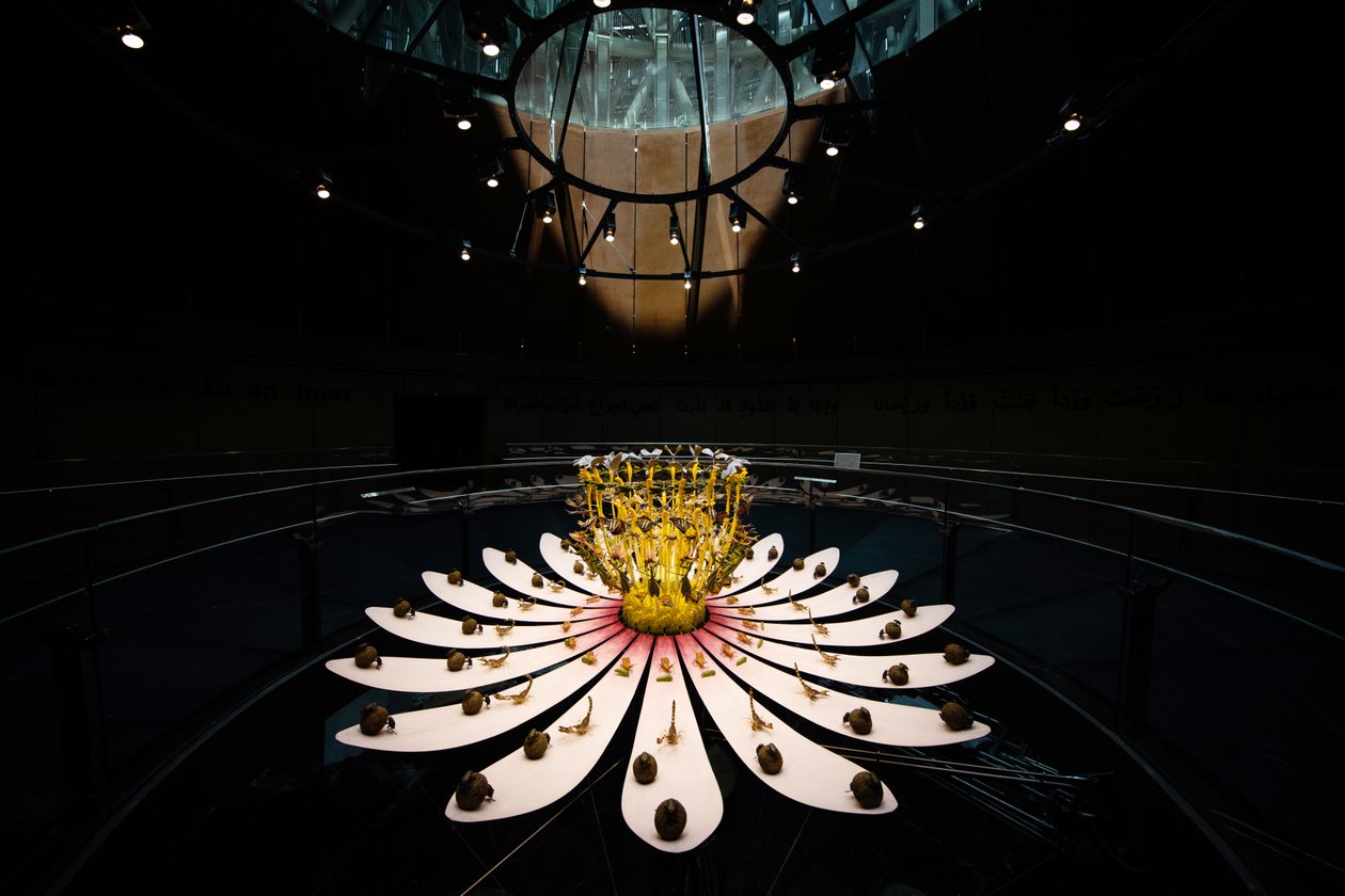 Equinox, 2021 (Acrílico, Circuitos eléctricos, Hidráulica, Laca, Motor, Pintura, Resina reciclada, Aço) de Mat Collishaw