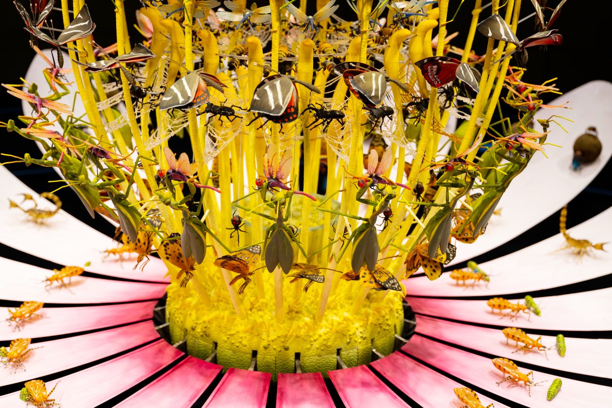 Equinox, 2021 (Acrílico, Circuitos eléctricos, Hidráulica, Laca, Motor, Pintura, Resina reciclada, Aço) de Mat Collishaw