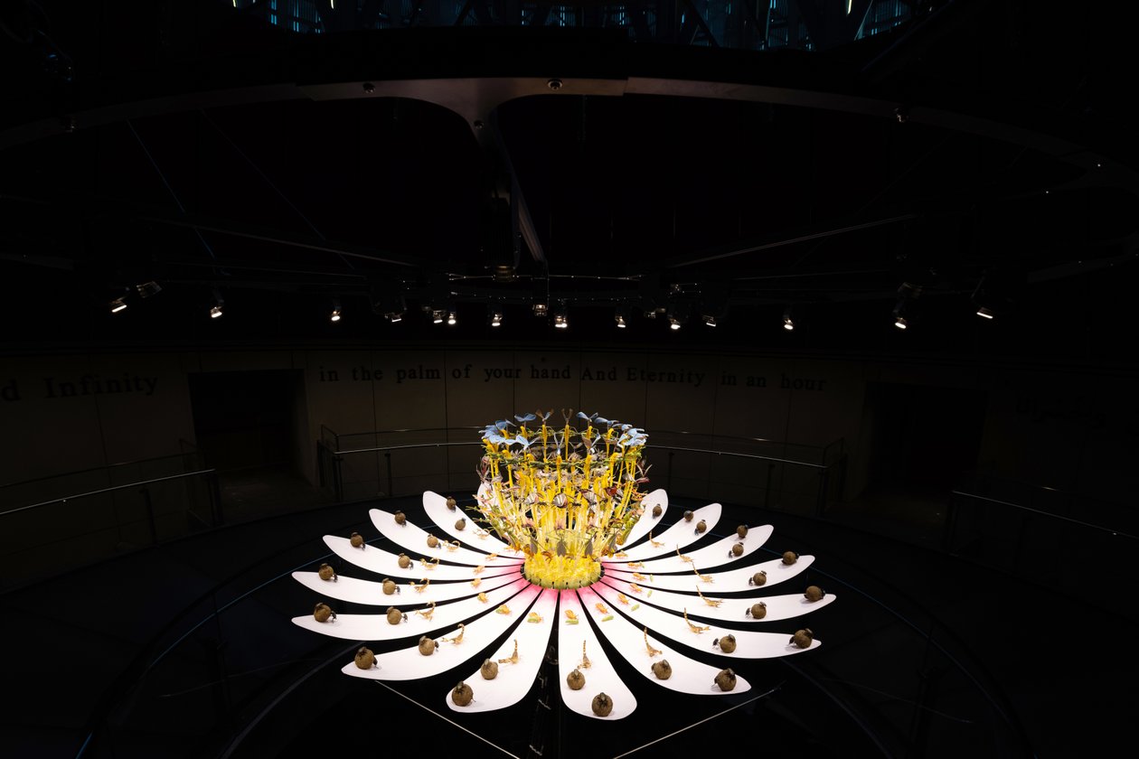 Equinox, 2021 (Acrílico, Circuitos eléctricos, Hidráulica, Laca, Motor, Pintura, Resina reciclada, Aço) de Mat Collishaw