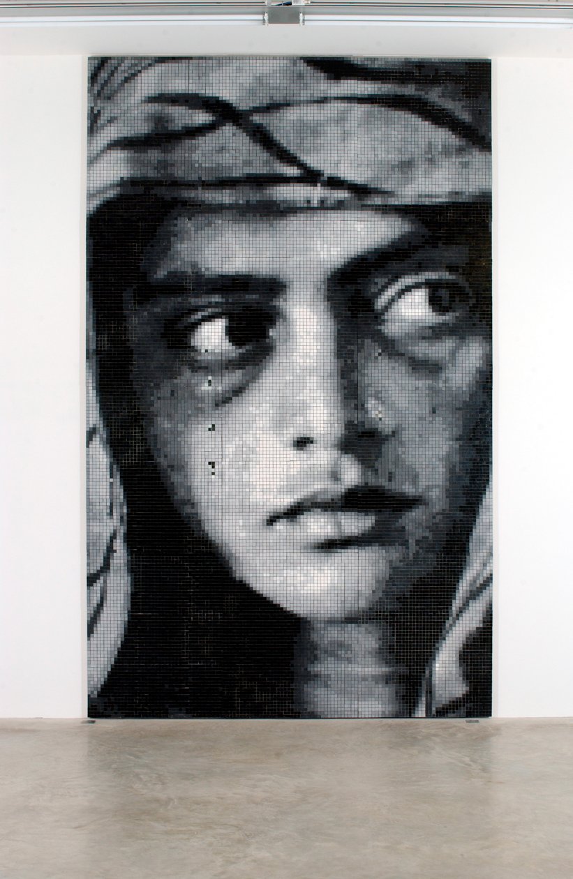 Madonna, 2001 (Azulejo de cerâmica, cimento, madeira) de Mat Collishaw