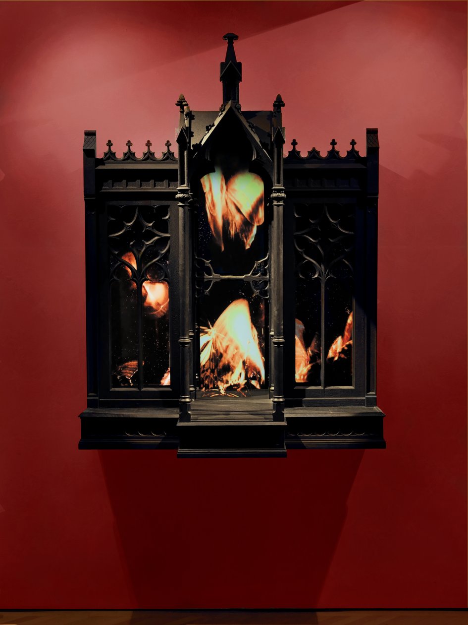 Performance, 2010 (Madeira, aço, espelho de vigilância, ecrãs LCD e disco rígido) de Mat Collishaw
