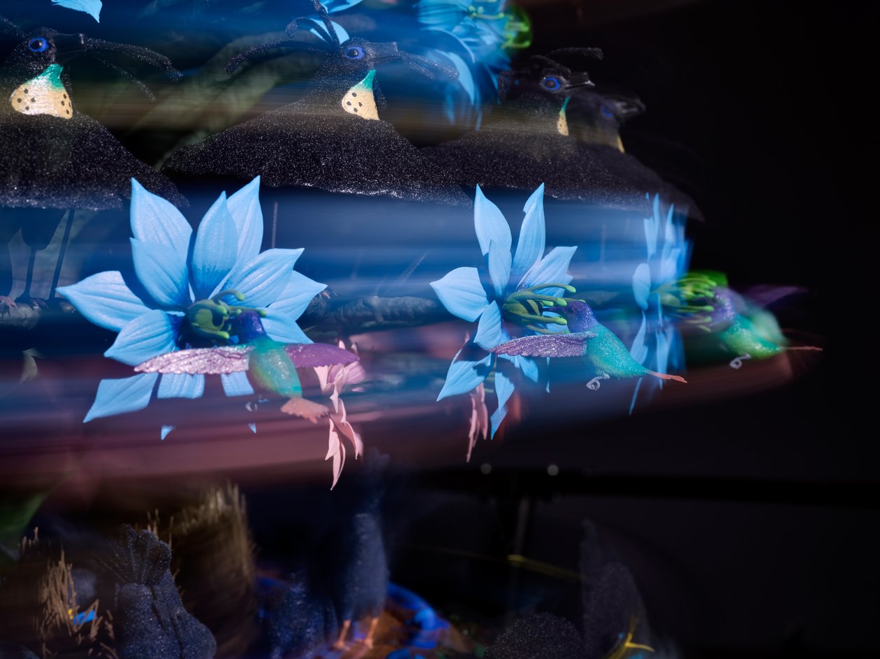 The Centrifugal Soul, 2016 (Acrílico, alumínio, aço, luzes LED, motor, circuito eletrónico, resina e tinta) de Mat Collishaw