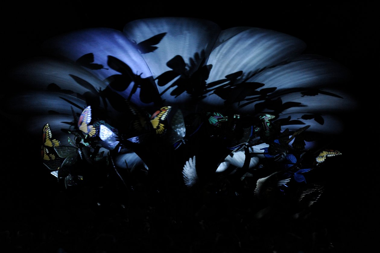 The Garden of Unearthly Delights, 2009 (aço, alumínio, gesso, resina, luzes LED, motor) de Mat Collishaw