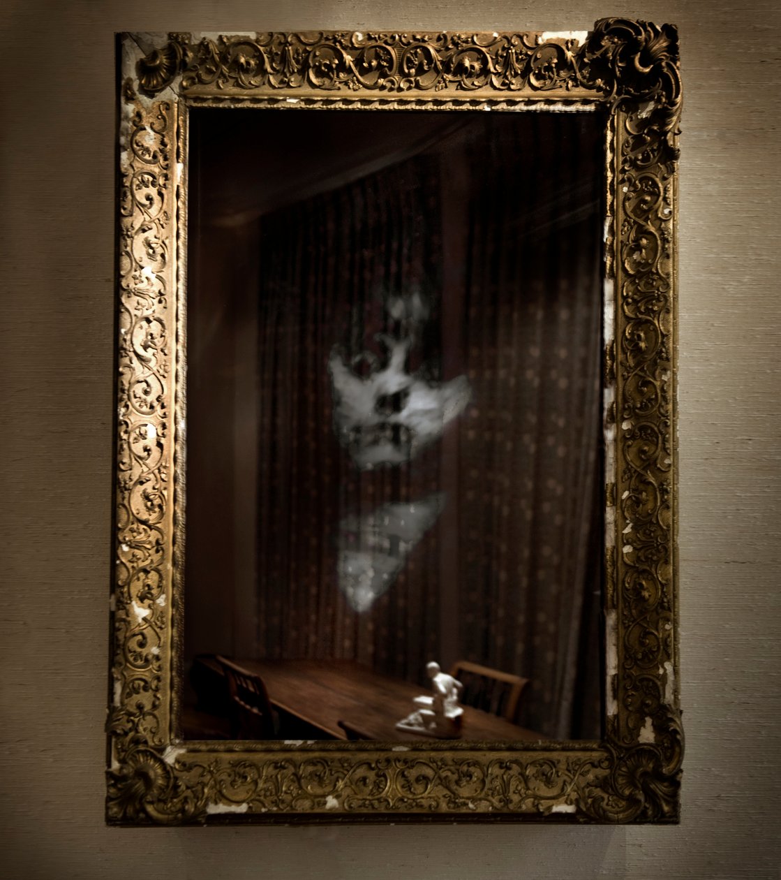 Women Under the Influence, 2009 (Moldura antiga, espelho de duas faces, madeira, aço, ecrã LCD e disco rígido) de Mat Collishaw