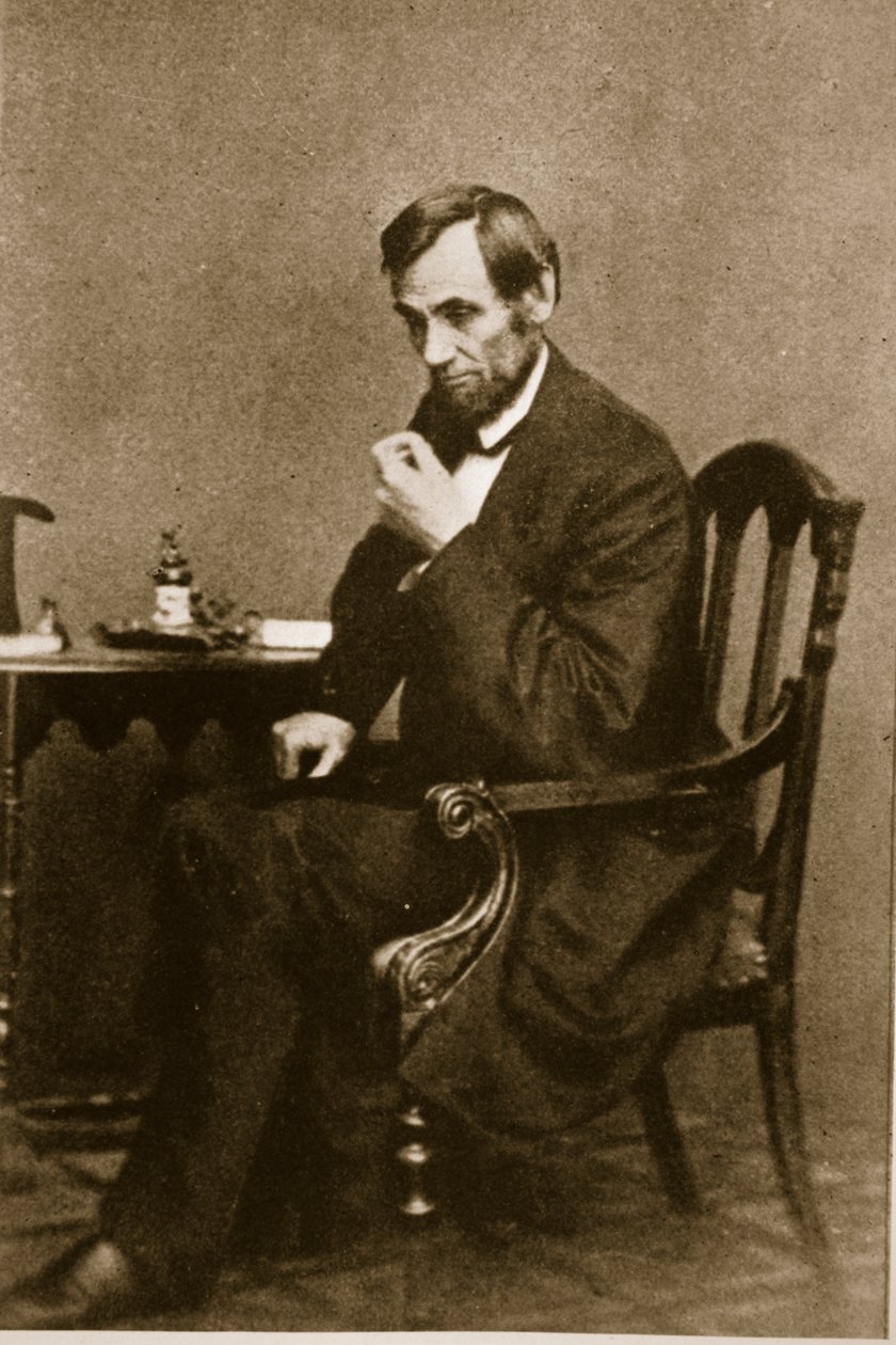 Abraham Lincoln sentado em uma mesa na Galeria Washington, maio de 1861 de Mathew B. Brady