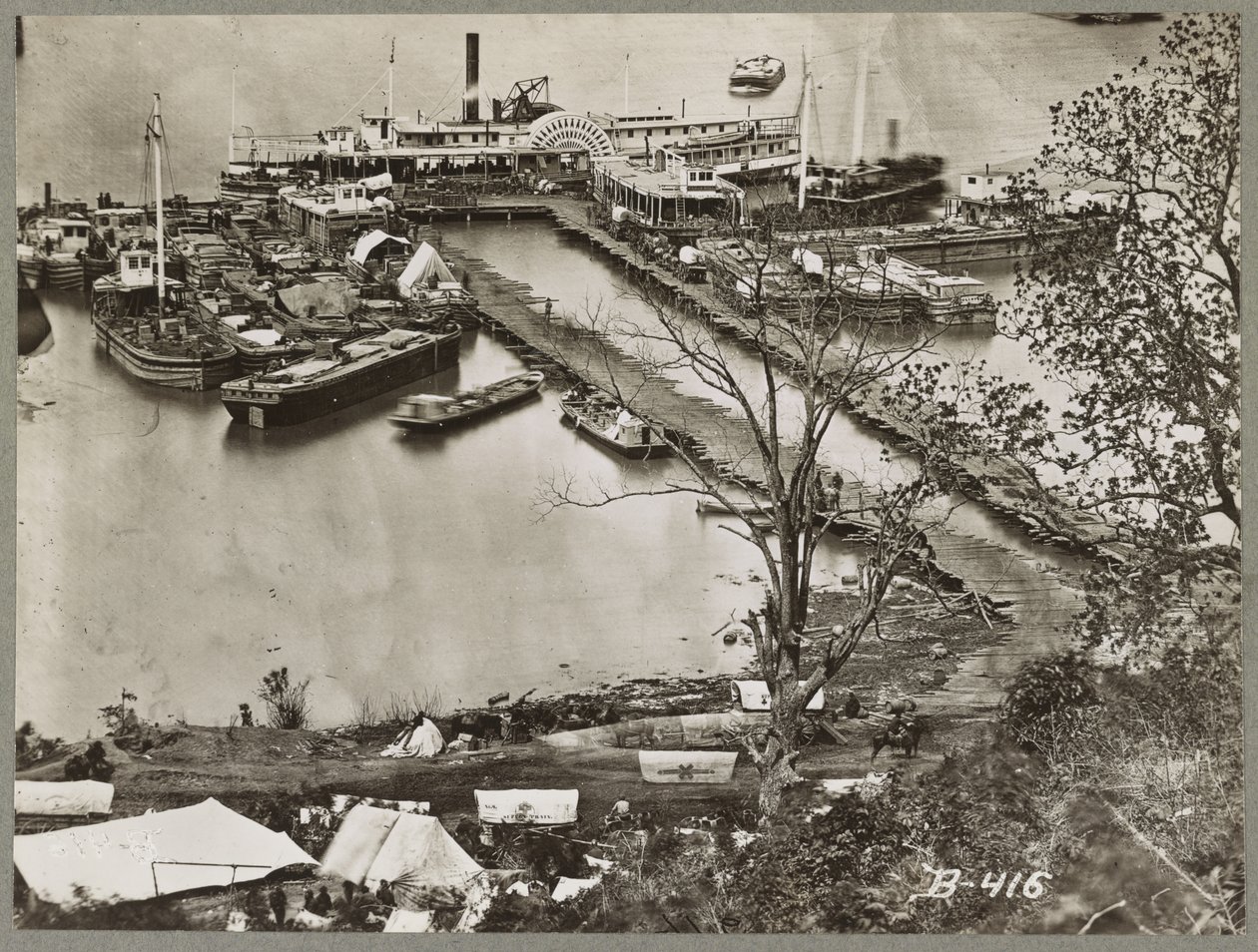 Suprimentos de desembarque no rio James, Virgínia, 1865 de Mathew B. Brady