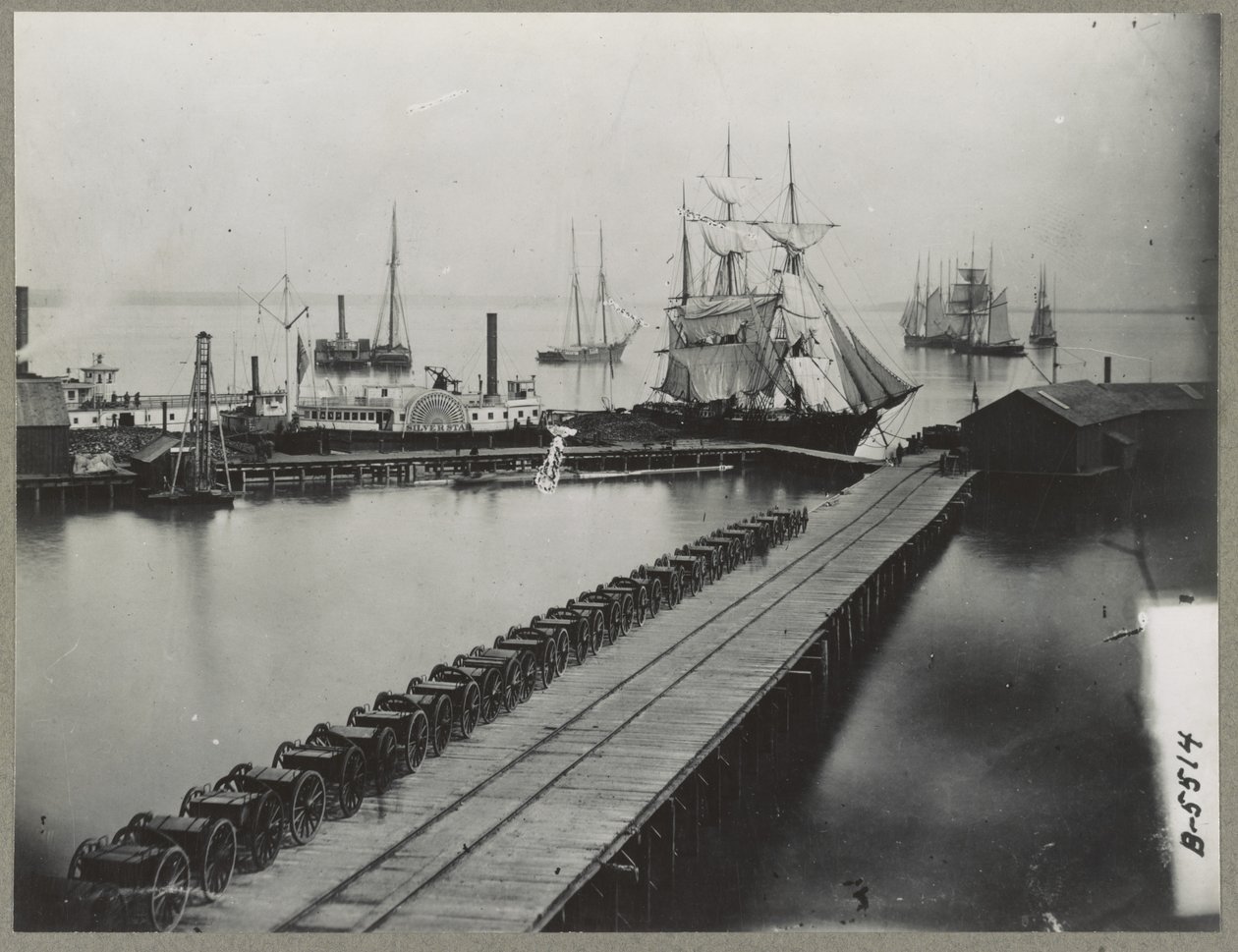 Revista cais em City Point, Virgínia, c.1865 de Mathew B. Brady