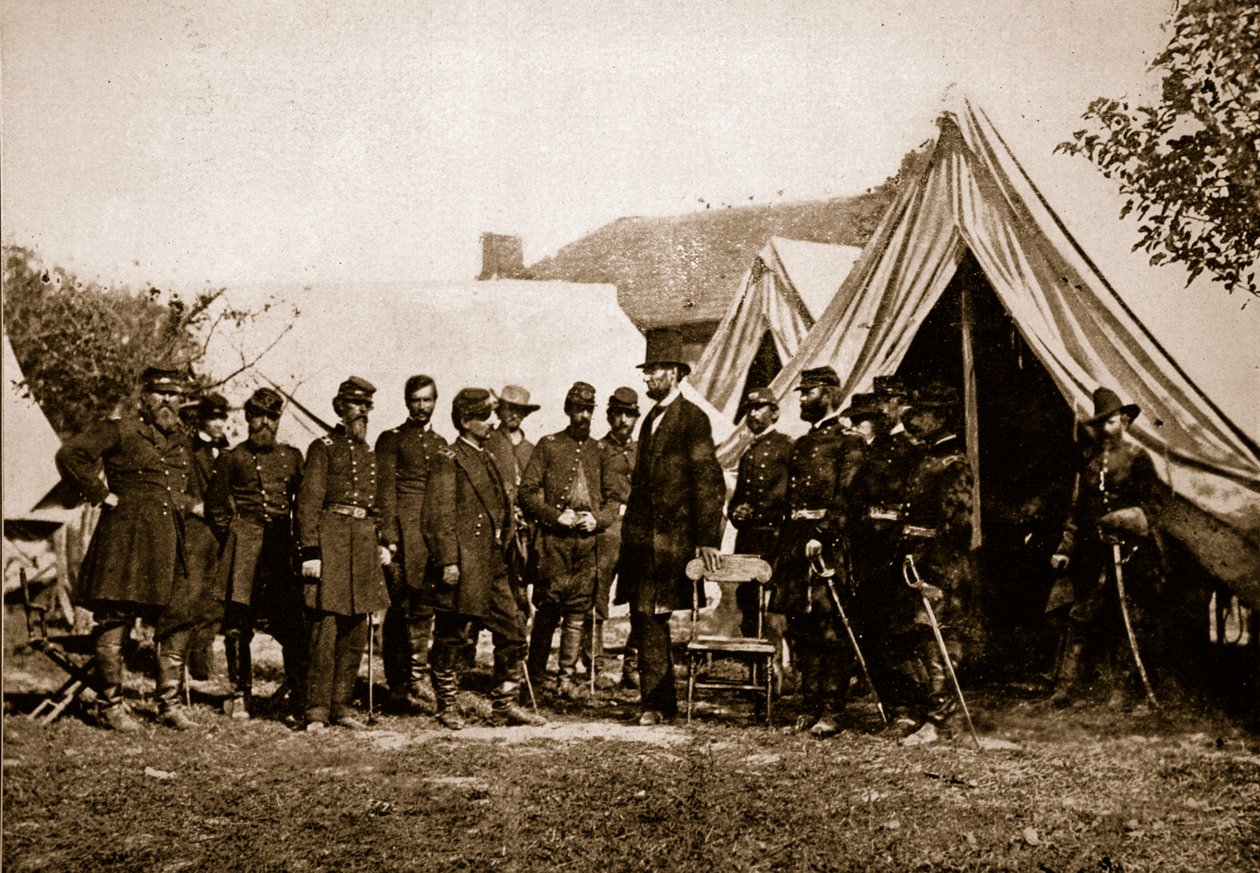 Presidente Lincoln visitando o acampamento em Antietam, 4 de outubro de 1892 (foto sépia) de Mathew B. Brady