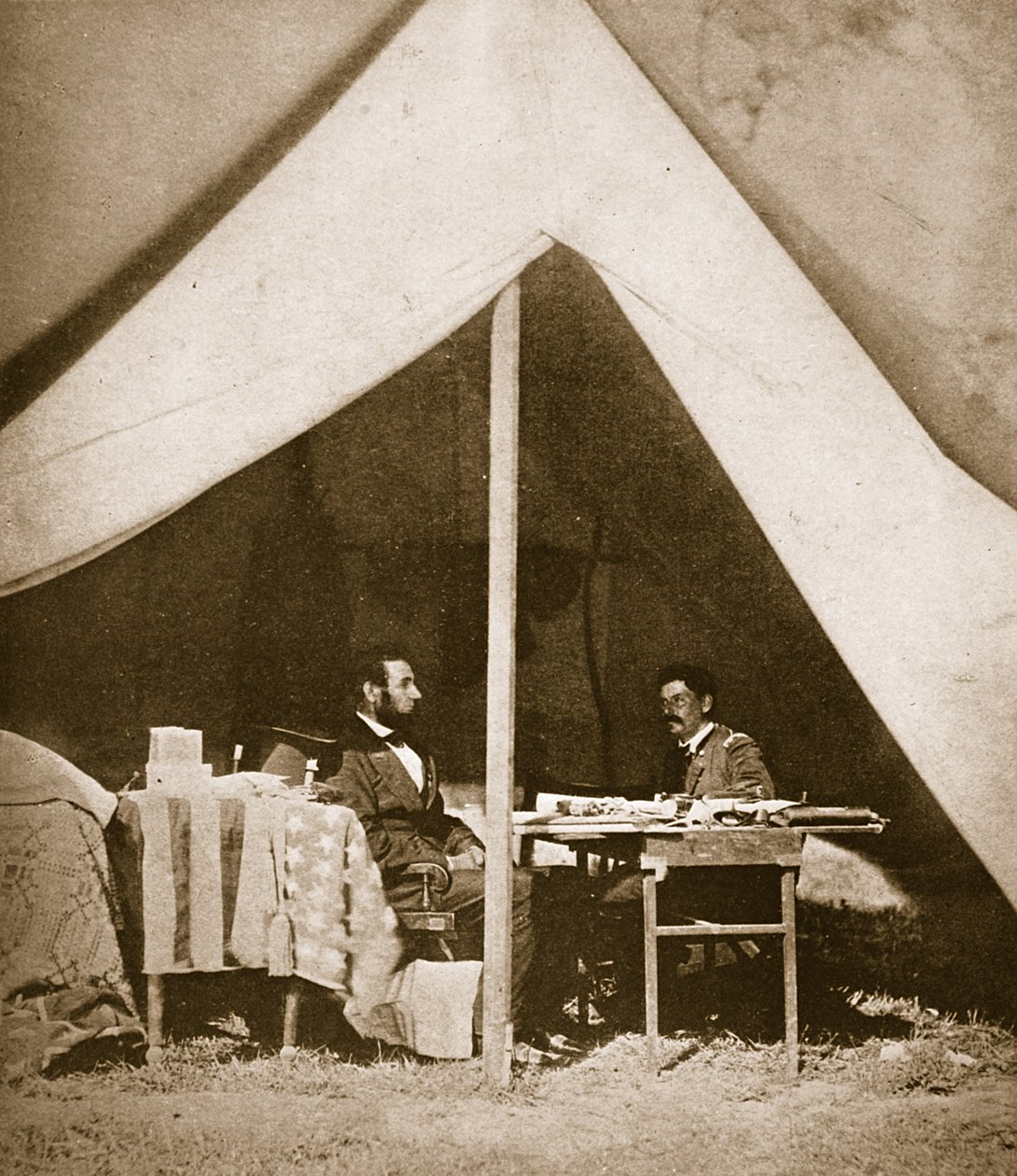 Presidente Lincoln e General McLellan na tenda de McLellan, Antietam, 4 de outubro de 1862 de Mathew B. Brady